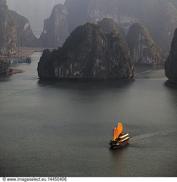 Chinesisches Boot mit orangefarbenen Segeln