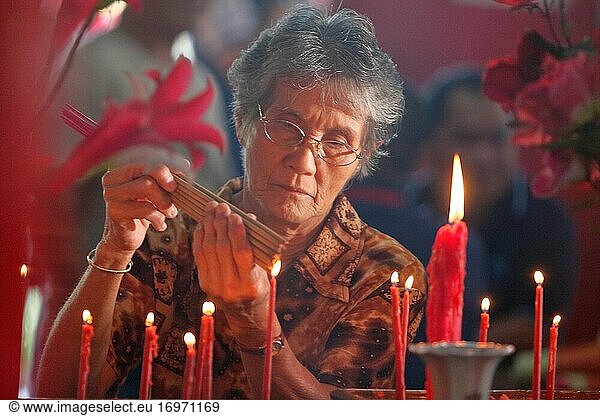 Chinesisches Neujahrsfest CapGoMeh  Menschen beten im Tempel  Singkawang  Kalimantan  Indonesien  Borneo