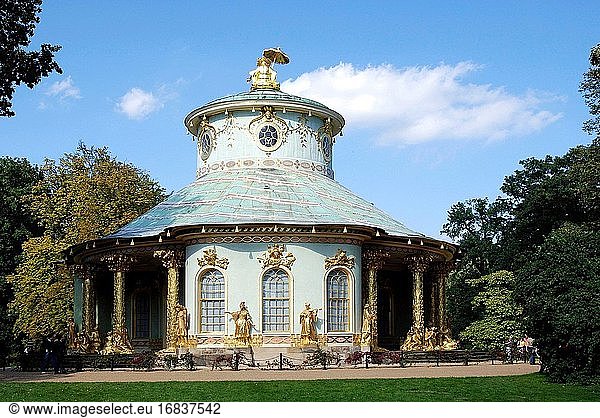 Chinesisches Teehaus im Schlosspark von Sanssouci in Potsdam - Deutschland.