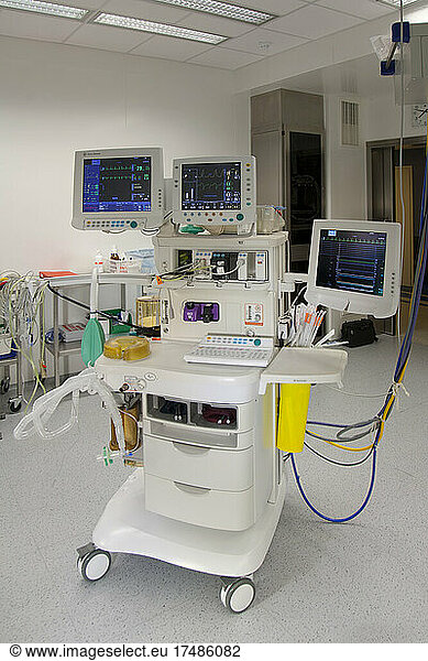 Chirurgische Hilfsgeräte  Anästhesiegeräte  Wagen  Instrumentensiebe und Computermonitore in einem Operationssaal