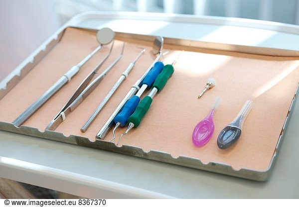 Chirurgisches Tablett mit zahnärztlicher Ausrüstung