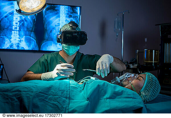 Chirurgisches Team bei der Arbeit im Operationssaal