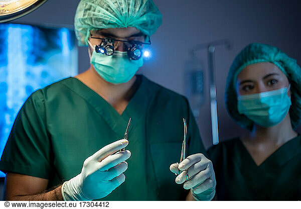 Chirurgisches Team bei der Arbeit im Operationssaal Medizinisches Team