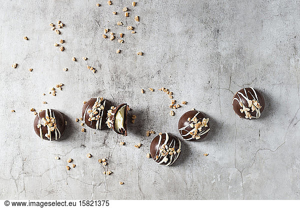 Chocolate pralines with hazelnut brittle