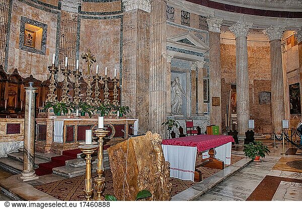 Christian altar in ancient Roman temple Pantheon  Rome  Lazio  Italy  Europe