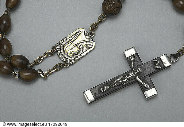Christianity / Rosary. – Rosary with crucifix. – Detail. Around 1900. Silver and agate. Wittichen (Kaltbrunn  Schenkenzell  Baden-Württemberg  Germany) 
Wittichen Monastery  Museum.