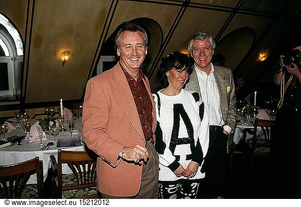 Christie  Tony  * 25.4.1943  engl. Musiker und SÃ¤nger  Halbfigur  mit Ehefrau Sue und Albert Czapski  Goldene Schallplatte fÃ¼r Album  'Welcome to my Music'  Seehaus  MÃ¼nchen  1992  28.1.1992  Goldene Schallplatte  Comeback  Goldverleihung  Verleihung  Gold  Feier  stellvertretender GeschÃ¤ftsfÃ¼hrer von BMG Ariola  White Records  lÃ¤chelnd  Fotograf  in Restaurant Christie, Tony, * 25.4.1943, engl. Musiker und SÃ¤nger, Halbfigur, mit Ehefrau Sue und Albert Czapski, Goldene Schallplatte fÃ¼r Album, 'Welcome to my Music', Seehaus, MÃ¼nchen, 1992, 28.1.1992, Goldene Schallplatte, Comeback, Goldverleihung, Verleihung, Gold, Feier, stellvertretender GeschÃ¤ftsfÃ¼hrer von BMG Ariola, White Records, lÃ¤chelnd, Fotograf, in Restaurant,