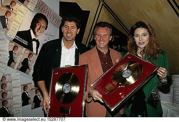 Christie  Tony  * 25.4.1943  engl. Musiker und SÃ¤nger  Halbfigur  mit Jack White und Lolita Morena  Goldene Schallplatte fÃ¼r Album  'Welcome to my Music'  Seehaus  MÃ¼nchen  1992  28.1.1992  Goldene Schallplatte  Comeback  Goldverleihung  Verleihung  Gold  Feier  BMG Ariola  White Records  lÃ¤chelnd  haltend  zeigend  Gruppenbild  Plakate  Poster  im Hintergrund Christie, Tony, * 25.4.1943, engl. Musiker und SÃ¤nger, Halbfigur, mit Jack White und Lolita Morena, Goldene Schallplatte fÃ¼r Album, 'Welcome to my Music', Seehaus, MÃ¼nchen, 1992, 28.1.1992, Goldene Schallplatte, Comeback, Goldverleihung, Verleihung, Gold, Feier, BMG Ariola, White Records, lÃ¤chelnd, haltend, zeigend, Gruppenbild, Plakate, Poster, im Hintergrund,
