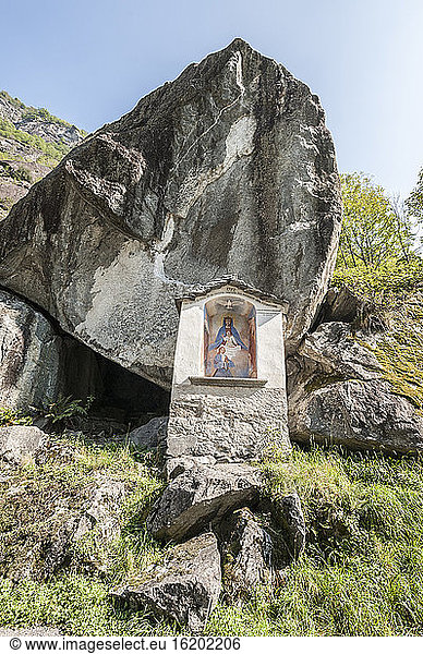 Christliches Heiligtum unter einem Felsen  Seitental  Maggiatal  Tessin  Schweiz