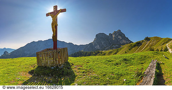 Christliches Kreuz mit Jesusfigur am Aggenstein  Allgäuer Alpen  Deutschland
