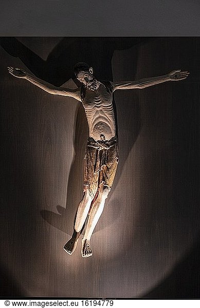 Christus am Kreuz  12. Jahrhundert  geschnitztes Nussbaumholz  stammt aus San Vicente de Ardisa  Diözesanmuseum von Jaca  Huesca  Spanien.