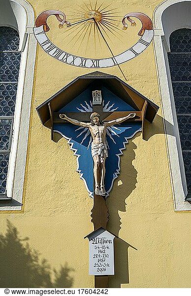 Christus am Kreuz  Sonnenuhr  katholische Kirche St. Vitus  Wolfertschwenden  Allgäu  Bayern  Deutschland  Europa