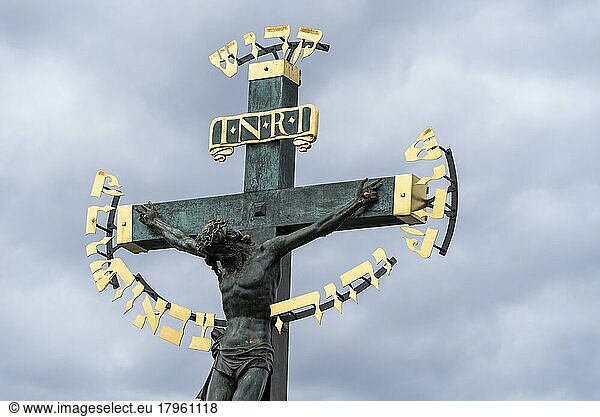 Christusstatue  Kalvarienberg  hebräische Inschrift: Heilig  heilig  heilig der Herr  Karlsbrücke  Prag  Tschechien  Europa