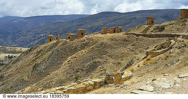 Chullpas in der archäologischen Prä Inka Stätte Ninamarca  Provinz Paucartombo  Region Cusco  Peru  Südamerika