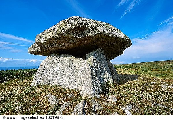 Chun oder Ch?n  Quoit ist ein megalithischer Grabdolmen aus der Jungsteinzeit  ca. 2400 v. Chr.  in der Nähe von Morvah im Chun-Naturschutzgebiet  Halbinsel Penwith  Cornwall  England.