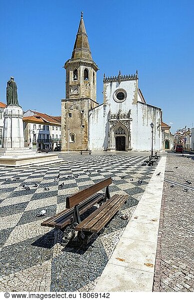 Church of Saint John the Baptist and Republic Square  Tomar  Extremadura  Ribatejo  Portugal  Europe