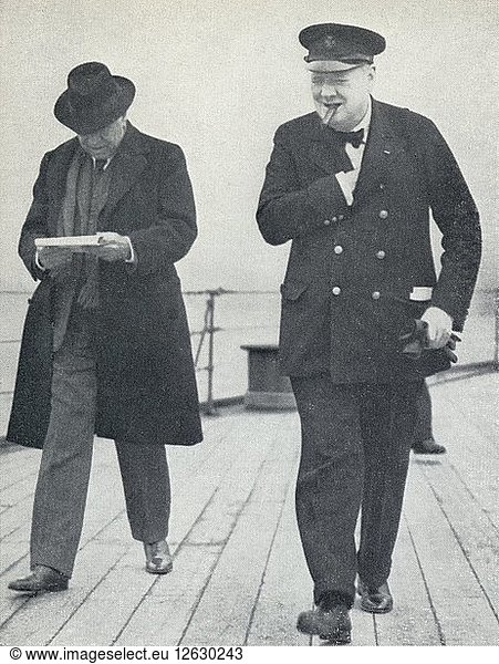 Churchill  jubelnd  an Bord der H.M.S. Prince of Wales mit Lord Beaverbrook  kurz vor der Verabschiedung.