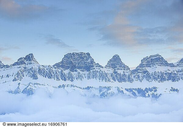 Churfirsten  Frümsel  2267m  Brisi  227 m  Zuestoll  2235m  Schibenstoll  2236m  Schweiz  Europa