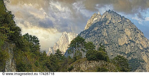 Cima Bergmassiv  Alte Küstenstraße und Wanderweg Via Ponale  Riva del Garda  Gardasee Nord  Trento  Trentino-Alto Adige  Italien  Europa