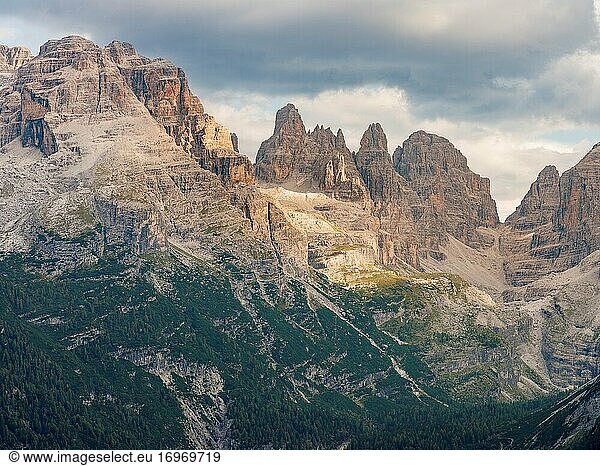 Cima Brenta von Val Rendena aus. Die Brenta-Dolomiten  die zum UNESCO-Welterbe gehören. Europa  Italien  Trentino  Val Rendena.