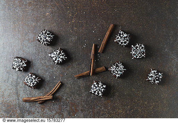 Cinnamon sticks and small chocolate cakes