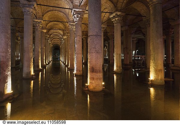 Cisterna Basilica  Versunkener Palast  Yerebatan Sarnici  antike Zisterne  Istanbul  Türkei  Asien