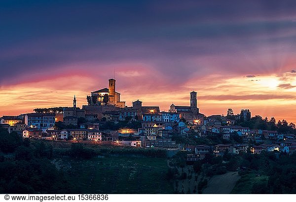 Cisterna D'Asti bei Sonnenuntergang  Piemont  Italien  Europa