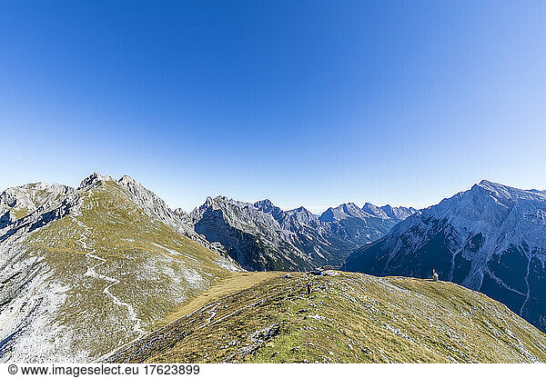 Clear sky over Brunnensteinspitze and Tiroler Hutte retreat