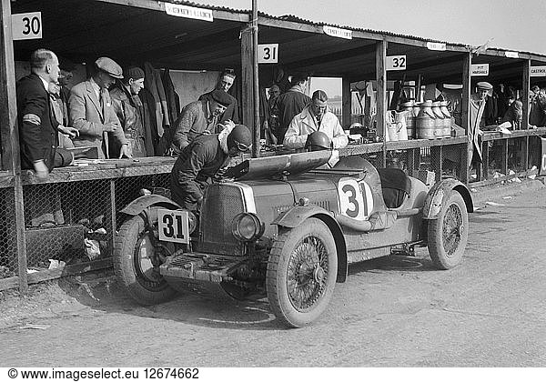 Clive Gallop und Leon Cushmans Aston Martin in den Boxen  JCC Double Twelve Rennen  Brooklands  1931. Künstler: Bill Brunell.