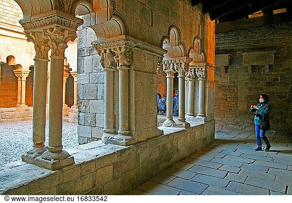 Cloister of the former Romanesque Benedictine monastery of Sant Pau del Camp  Barcelona  ??Catalonia  Spain