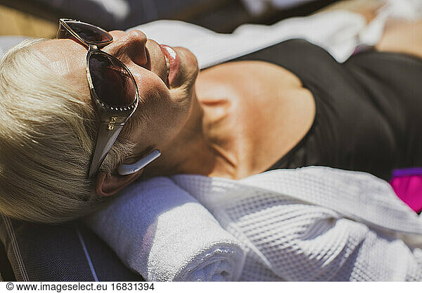 Close up glücklich ältere Frau in Sonnenbrille Sonnenbaden
