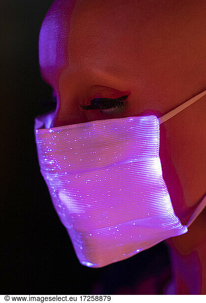 Close up modische Frau in schimmernden rosa Gesichtsmaske