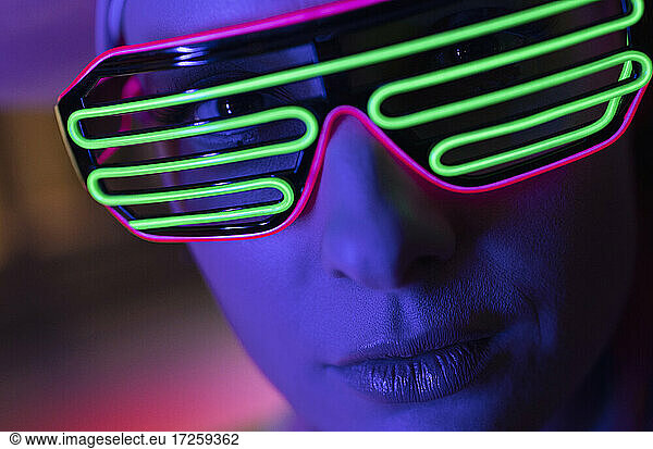 Close up Porträt Frau in modernen Neon-Brille