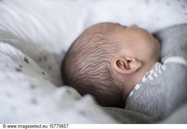 Close up unschuldige neugeborenes Baby Junge schlafen