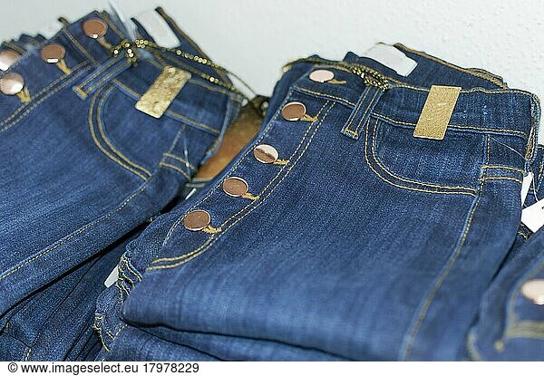 Close up von Blue Jeans über andere  Kleidung Verkauf Konzept  Jeans Verkauf Konzept