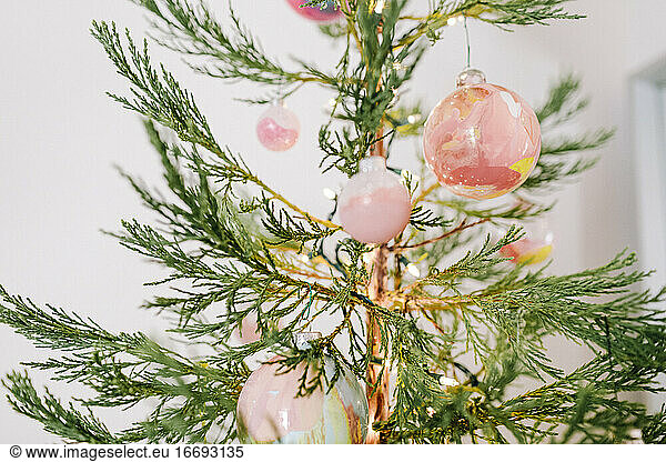Close up von rosa hausgemachten Glas Ornament auf natürliche Weihnachtsbaum