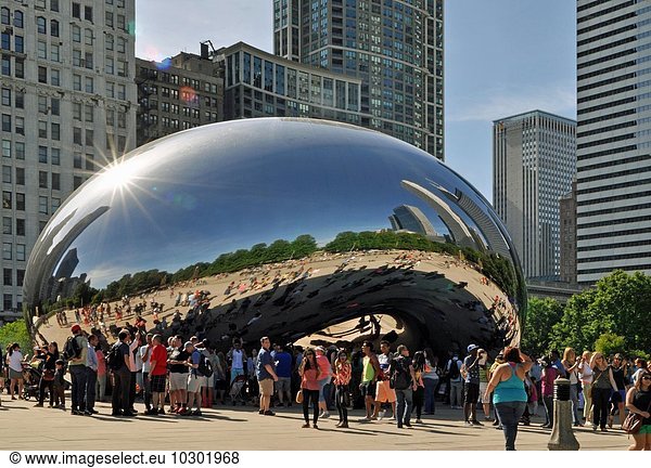 Cloud Gate oder The Bean  mit Skyline  Millennium Park  Chicago  Illinois  USA  Nordamerika