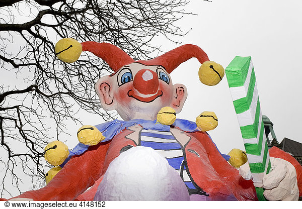 Clown Figur mit Schellenmütze  Karikatur aus PappmachÈ aus der Werkstatt des Wagenbauers Jacques Tilly  Rosenmontagszug Düsseldorf  NRW  Deutschland
