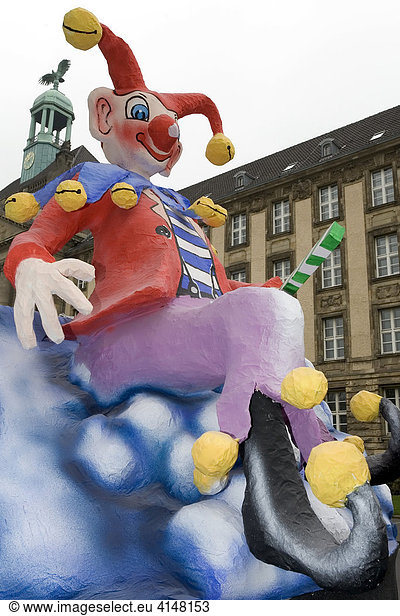Clown Figur mit Schellenmütze sitzt auf einem Wagen  Karikatur aus PappmachÈ des Wagenbauers Jacques Tilly  Rosenmontagszug Düsseldorf  NRW  Deutschland