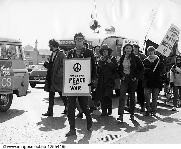 CND-Demo  Horley  Surrey  um 1969.