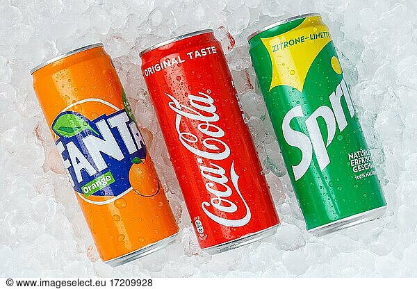 Coca Cola Coca-Cola Produkte Fanta Sprite Limonade Softdrink Getränke in Dose Eis Eiswürfel vor einem weißen Hintergrund in Deutschland