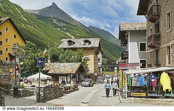 Cogne  Aostatal  Italien. Das Stadtzentrum. Cogne ist ein beliebter Zwischenstopp für Besucher des benachbarten Nationalparks Gran Paradiso.