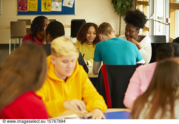 College-Studenten lernen gemeinsam im Klassenzimmer