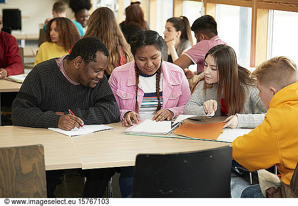 College-Studenten lernen im Klassenzimmer