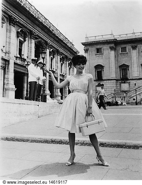 Collins  Joan  * 23.5.1933  British actress  full length  on the Capitoline Hill  Rome  1950s