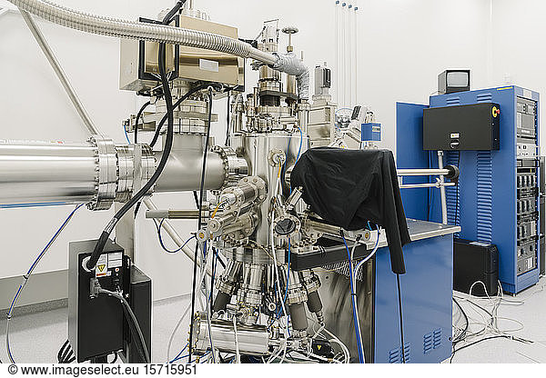 Complex device in a laboratory