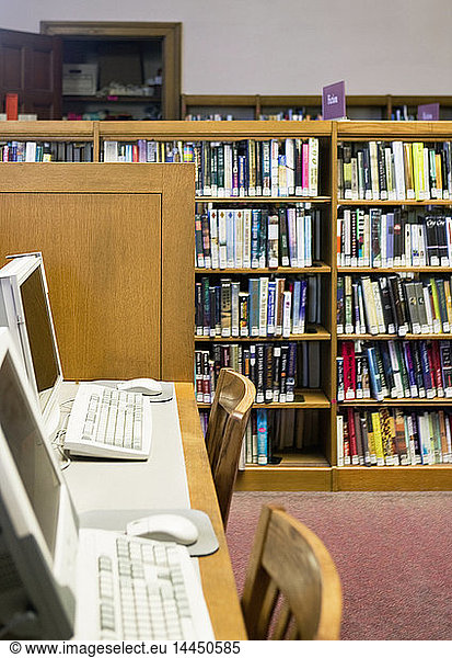 Computerarbeitsplätze in der Bibliothek