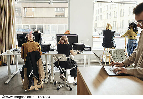 Computerprogrammierer arbeiten in einem Büro für Technologie-Start-ups