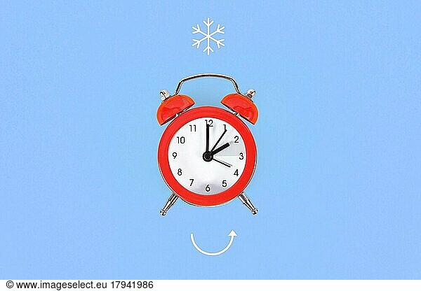 Concept for explaining winter daylight saving time with clock and arrow