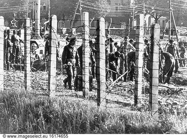 Constructing the Berlin Wall / 1961